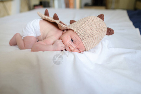毛线帽子新出生的男孩穿着有趣的棕色毛线龙装背景