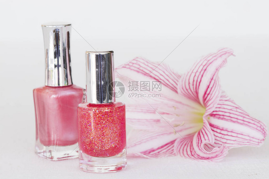 色彩艳丽的粉色指甲油和花图片