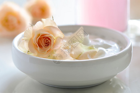 白锅里有玫瑰花瓣的天然面孔或体奶油图片