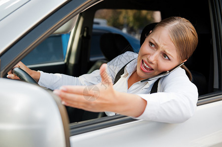 愤怒的女驾驶汽车图片