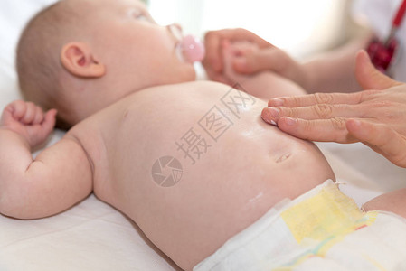 对婴儿身体施奶油的图片