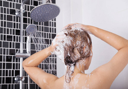 用洗发水洗头和发的女人后视图背景图片