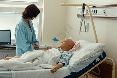 患有癌症的中年女患者在由女友到肿瘤科看病的医院就诊图片