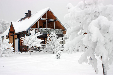 美丽的冬季景观与雪屋景观图片
