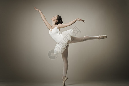 芭蕾舞演员在芭蕾舞姿的肖像图片