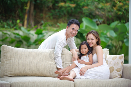 亚裔家庭图片