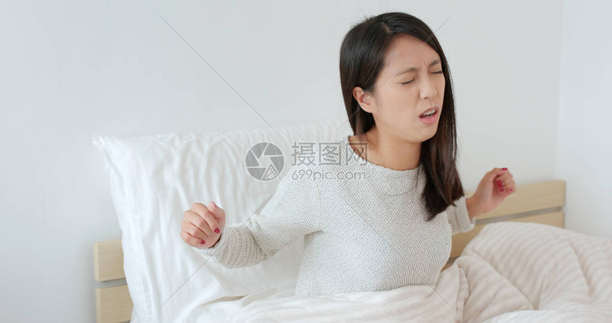 女人早上在床上醒来图片