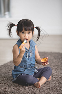 亚洲小女孩吃水果亚洲小图片