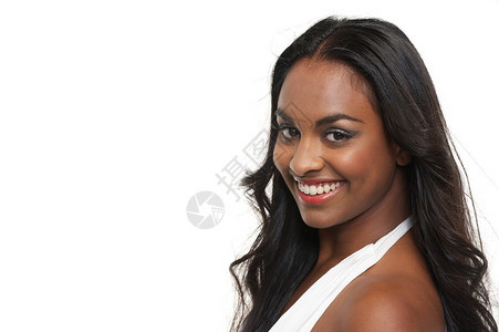 一个年轻的混血女孩的肖像图片
