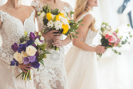 新娘在婚礼时装店里穿着带鲜花的蕾背景