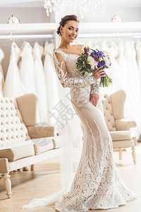 新娘在婚礼时装店里带花背景