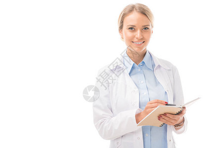 年轻快乐的女医生用笔记本写作看着白色图片