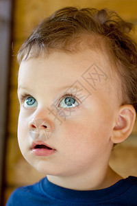 可爱的蓝眼睛小男孩抬头图片