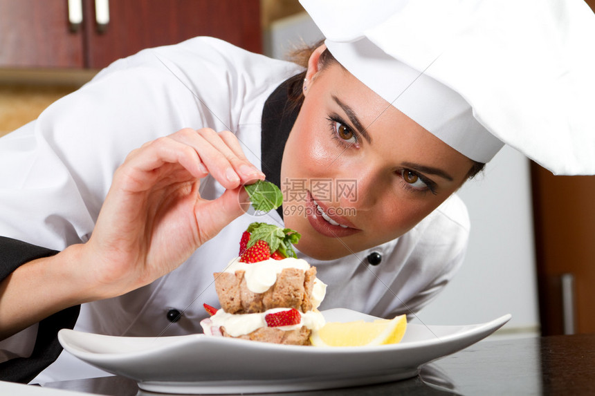 美丽的职业女厨师装饰甜点图片