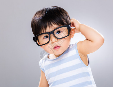 男婴戴眼镜抓头发图片