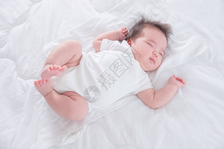 早上睡在白色床上的亚洲小婴儿背景图片