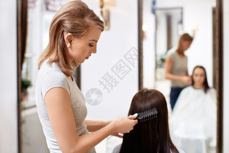 美发师在美女做发型图片