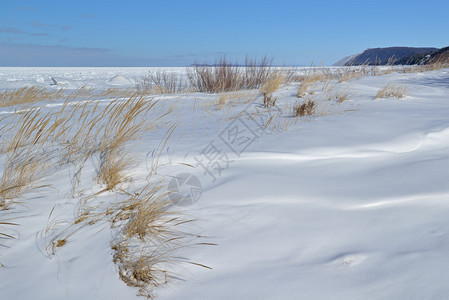 美国密歇根州睡熊沙丘湖岸的密歇根湖冰雪覆盖和冰图片