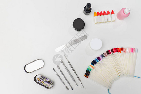 设置修指甲工具指甲锉调色板护理产品白色背背景图片