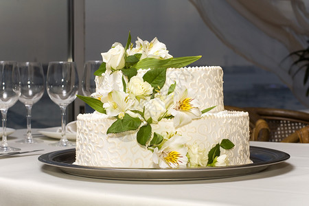 白色婚礼蛋糕在金属图片