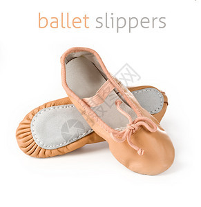 白色背景上的小粉色芭蕾舞鞋背景图片