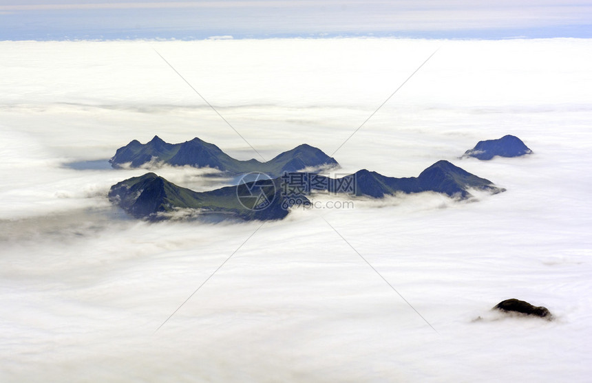 空中观察阿拉斯加卡赫马克湾海雾横渡岛图片