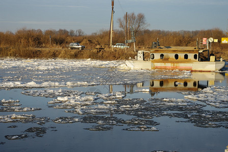 过河的浮桥秋季冰漂图片