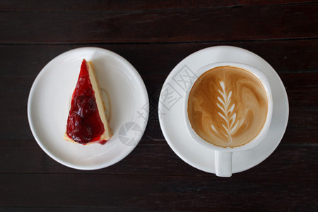 一杯拿铁咖啡配草莓芝士蛋糕图片