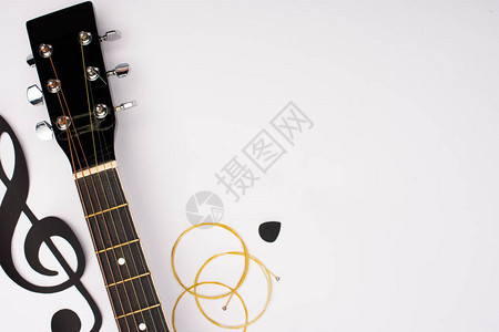 白色背景的音响吉他和剪纸音乐图片