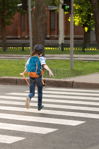 背着包的小学生沿着人行道穿过马路图片