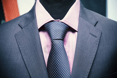 衬衫领带和西装外套在一个图片