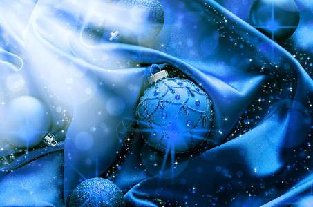蓝色圣诞球装饰图片