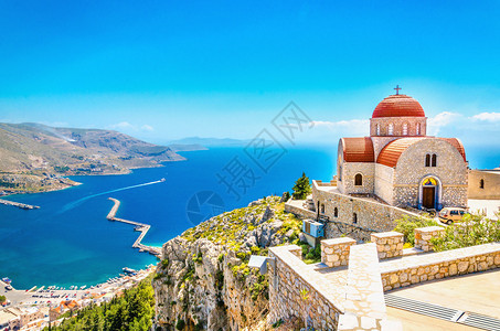 远方教堂的景色令人惊叹希腊海悬崖图片