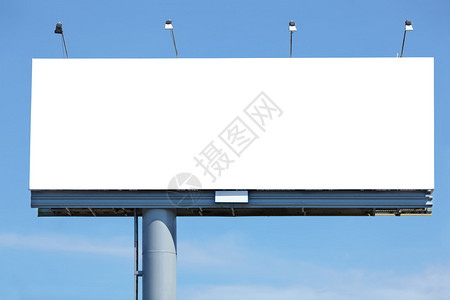 巨大的空白广告牌与蓝色天空相对用于图片