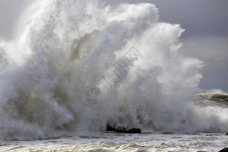海浪喷发葡萄牙北部的洛奇海图片