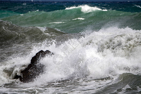 海风暴的大浪和海岸的暴风雨图片