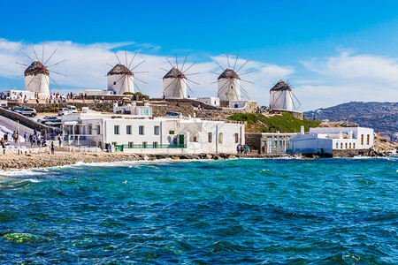 米科诺斯岛希腊米科诺斯的两个著名的风车在明晴亮的夏日阳光背景