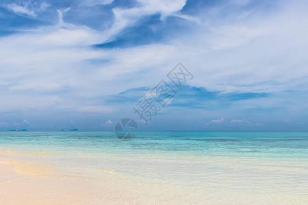 泰国有白云和天空的热带海滩图片