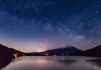 冬季本栖湖富士山和银河图片