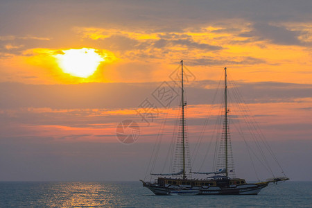 与海和小船的背景日落图片