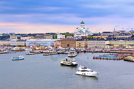 芬兰赫尔辛基市风景与赫尔辛基大教堂南港和市场广Kaup图片