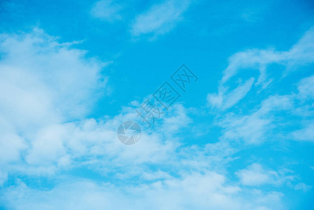 美丽的浅蓝色多云天空背景图片