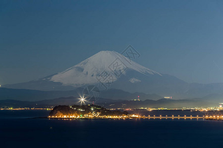 日本神奈川县富士山和江之岛的夜景图片