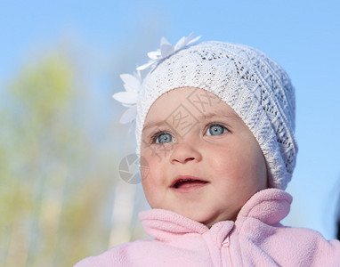 婴儿肖像在白帽子的婴儿照片上图片