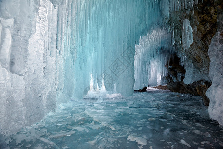 石窟冬季西伯利亚Baikal湖的Olk背景