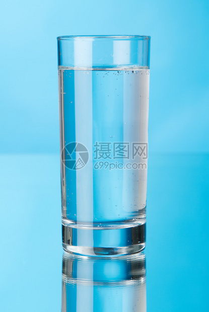 蓝色背景的玻璃水杯图片