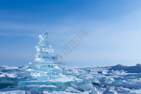 美丽的冬季景观晶莹剔透的冰块贝加尔湖清澈的冰金字塔阳光明媚的冬日天气图片