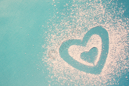 以心脏的形式分散的糖粉背景图片