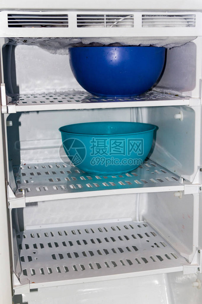 冷冻冰箱中的蓝色图片