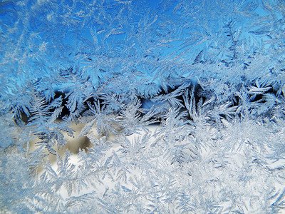 雪花冰图案与冬季窗玻璃上的阳光图片